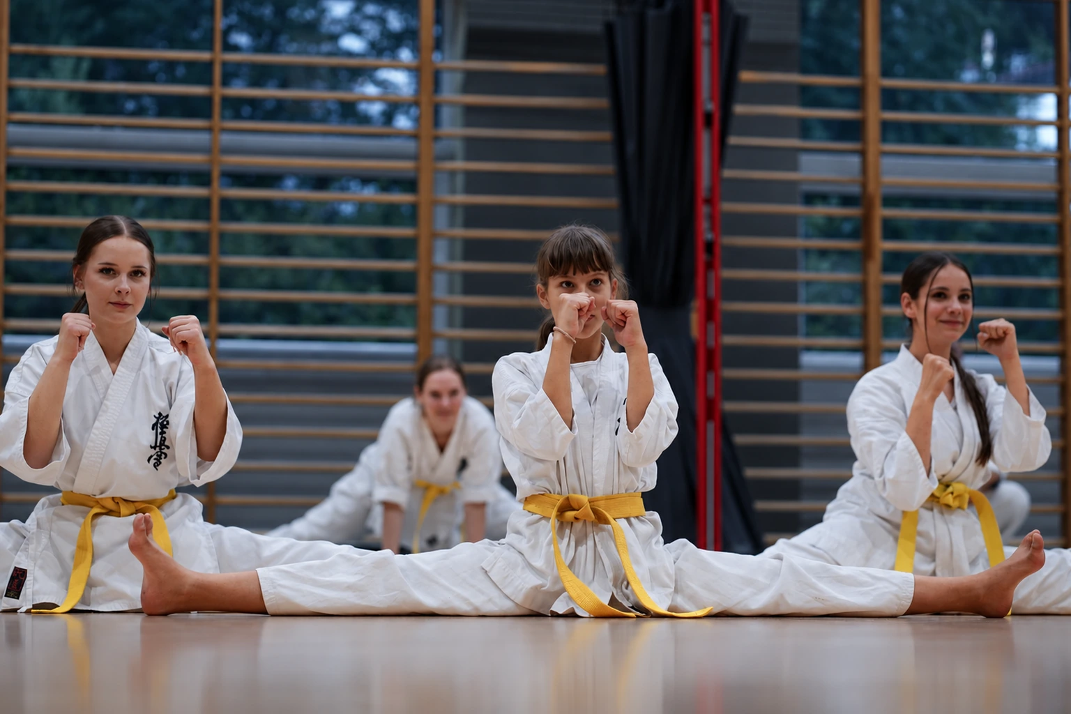Rozciąganie podczas treningu Karate Kyokushin